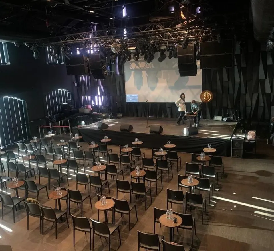 Babylon salonunda bistro masaları ve sahne düzeni