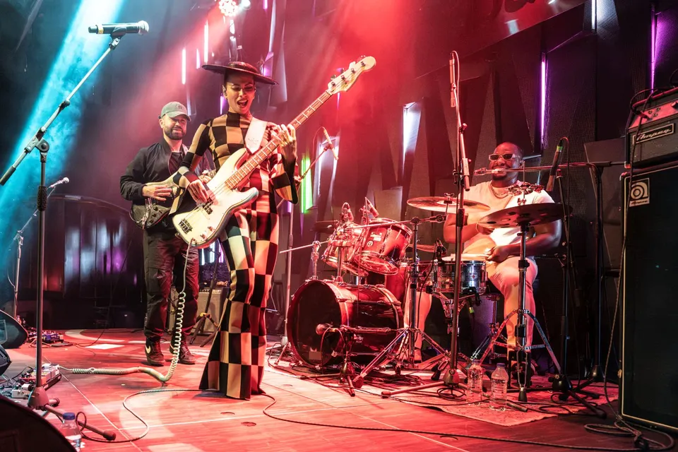 Babylon arşivinden bas gitar ve davulla canlı performans