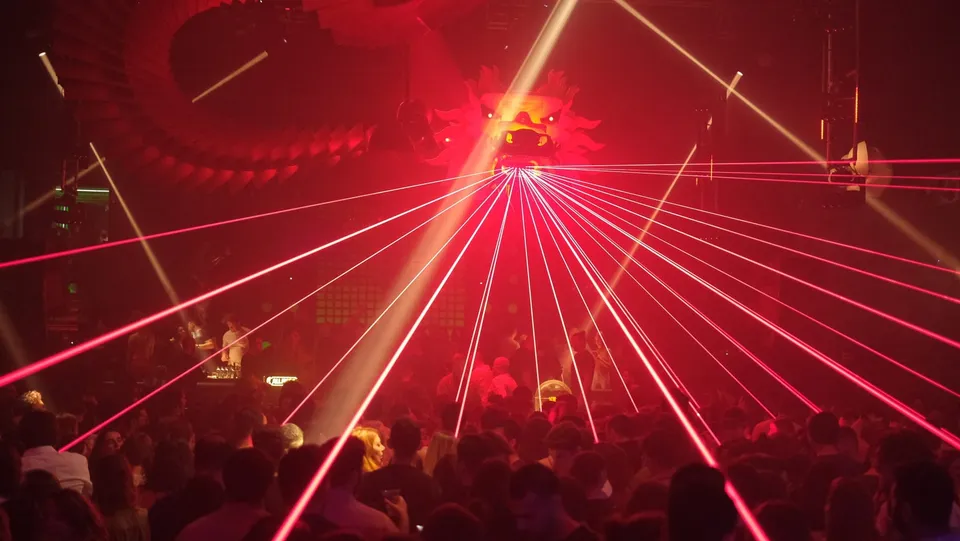 Klein Phönix’te lazer ışıkları ve tavan dekoru
